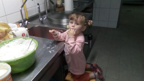 Nikoleta in der Küche beim Backen und Naschen